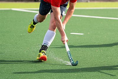 Indoor vs. outdoor hockeyschoenen: wat is het verschil?